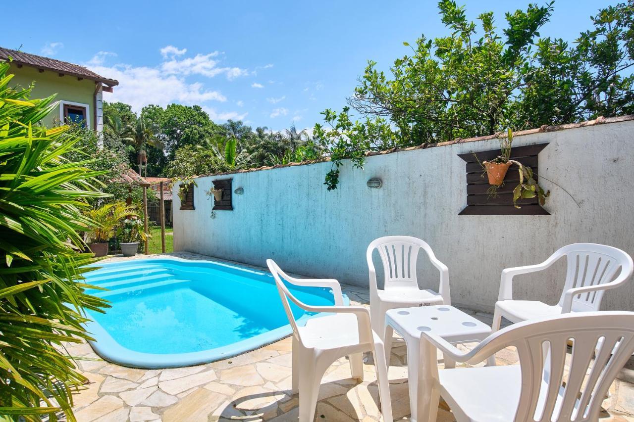 Casa Petúnia com ar e piscina perto do Centro Araquari Exterior foto